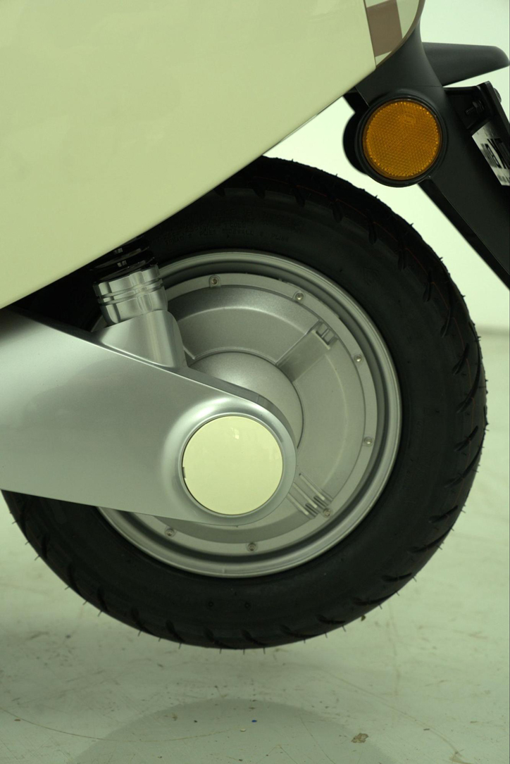 Lốp xe máy điện DK Moda được sử dụng lõi thép chống mài mòn giúp cho hạn chế bị đâm thủng bởi các vật sắc nhọn