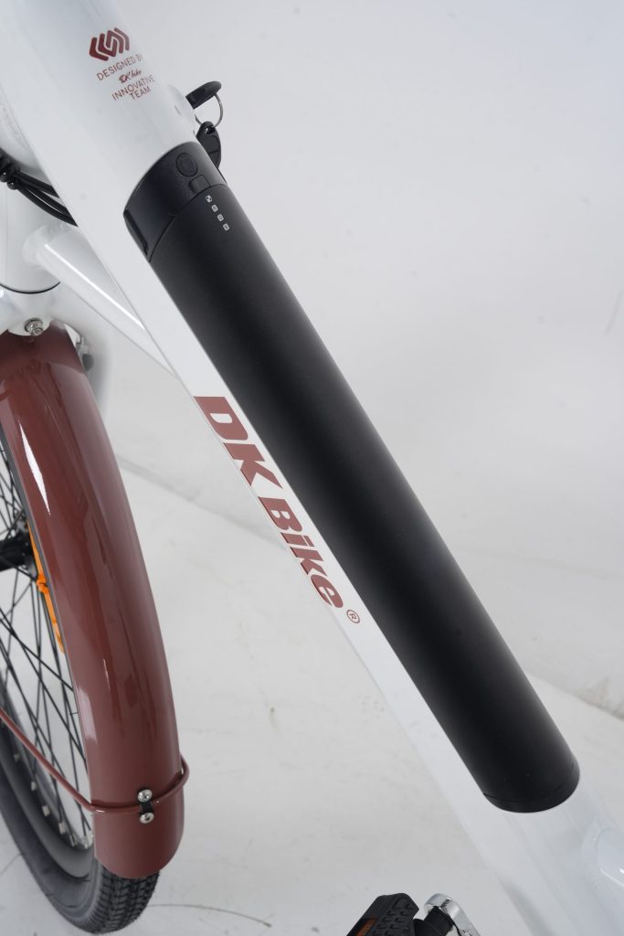 Pin lithium của xe đạp trợ lực DKBike EC5 có thể tháo rời sạc tiện lợi