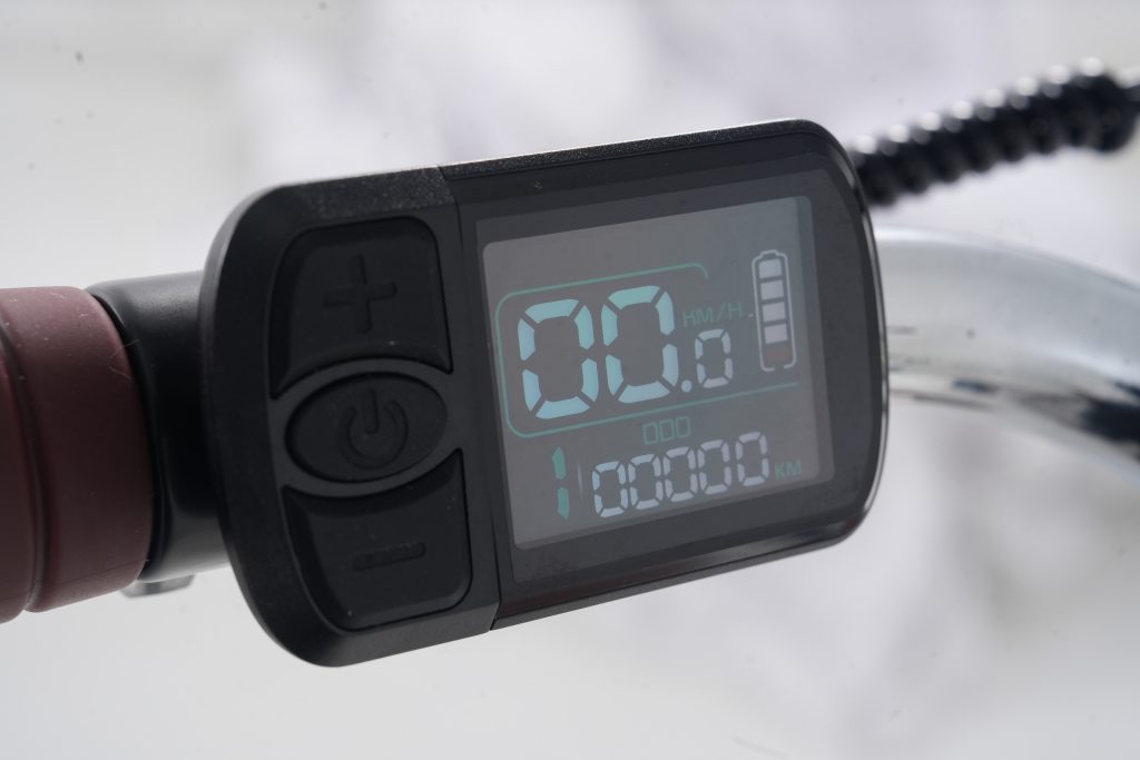 Màn hình LED hiển thị thông số và điều chỉnh chế độ lái dễ dàng