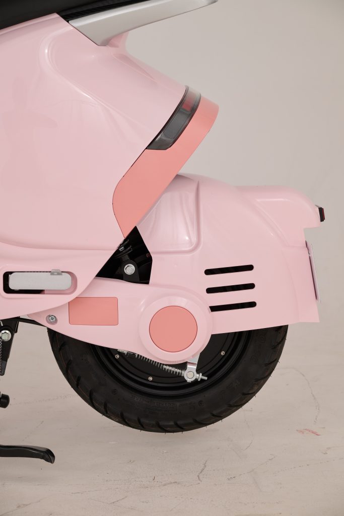 Động cơ công suất định danh 400W, tối đa 1000w giúp khả năng vận hạnh mạnh mẽ