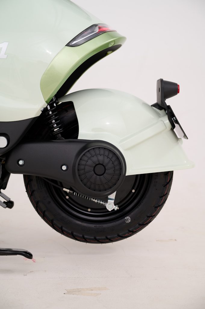 Động cơ mạnh mẽ đạt tiêu chuẩn chống nước, kháng bụi IP67 của xe điện DKBike EZ2