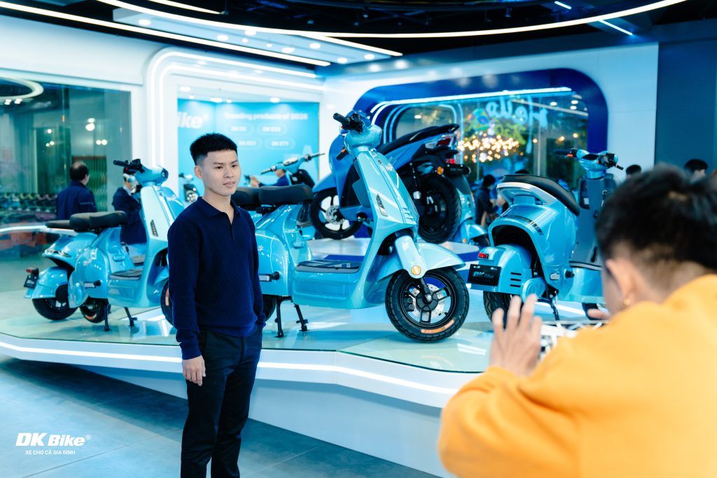 Thăm quan khu vực Showroom tiêu chuẩn của DKBike tại khuân viên nhà máy