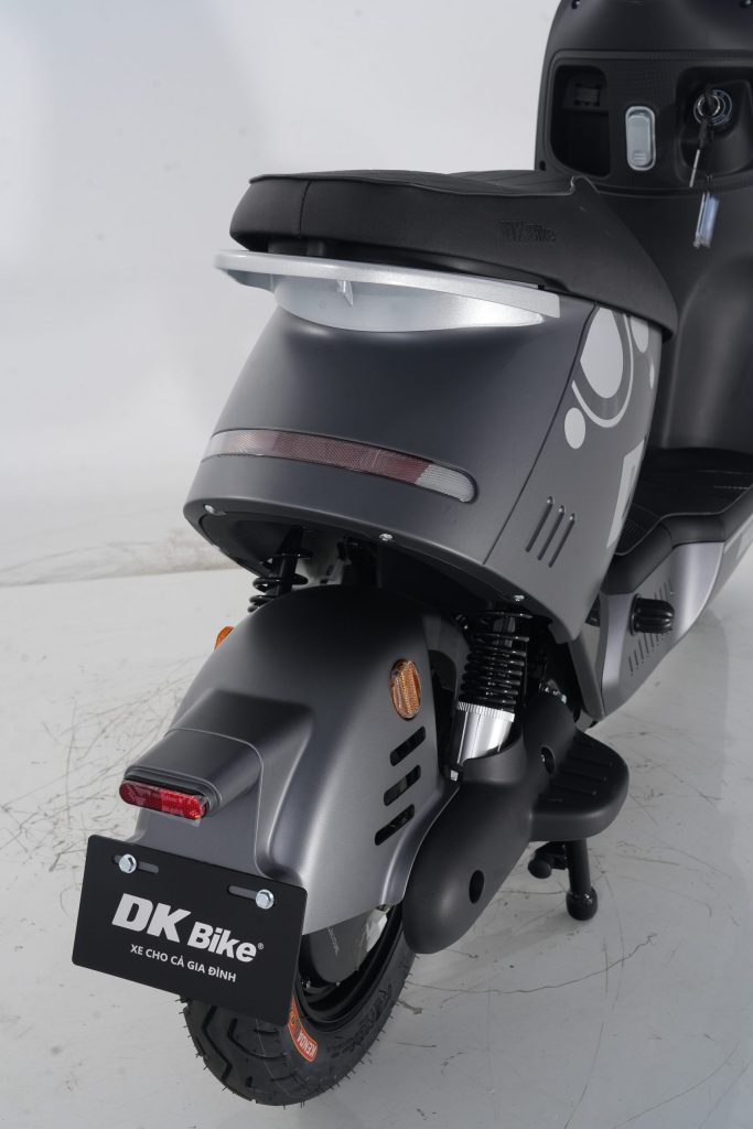 Hệ thống giảm sóc trước sau của xe điện học sinh DK D2