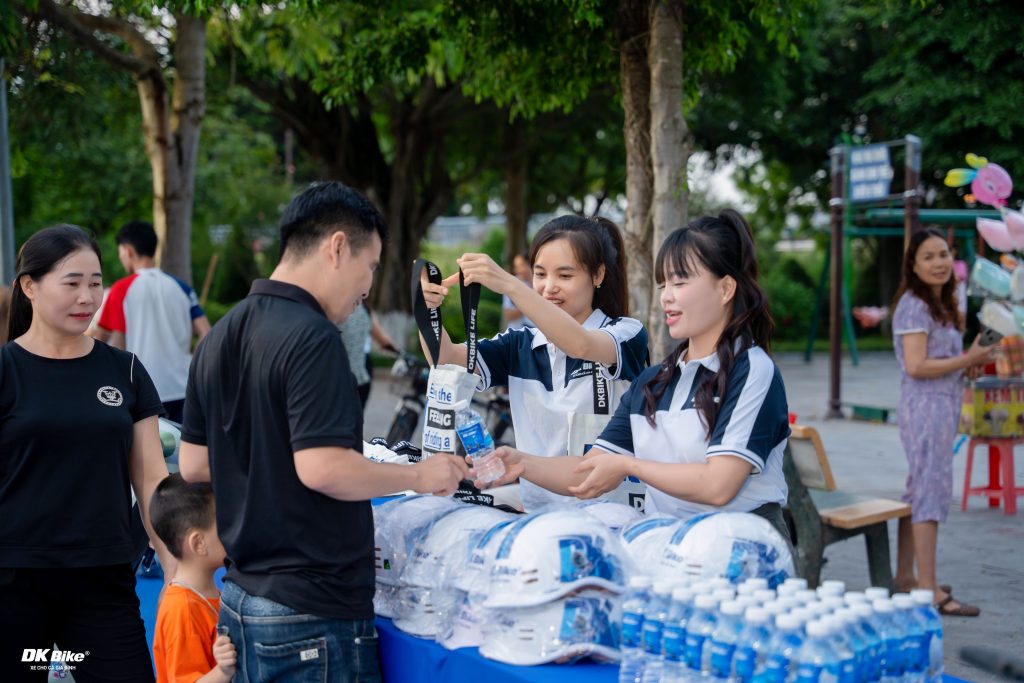 Khách hàng nhận quà tặng sau khi checkin và chơi game vui nhộn cùng DKBike
