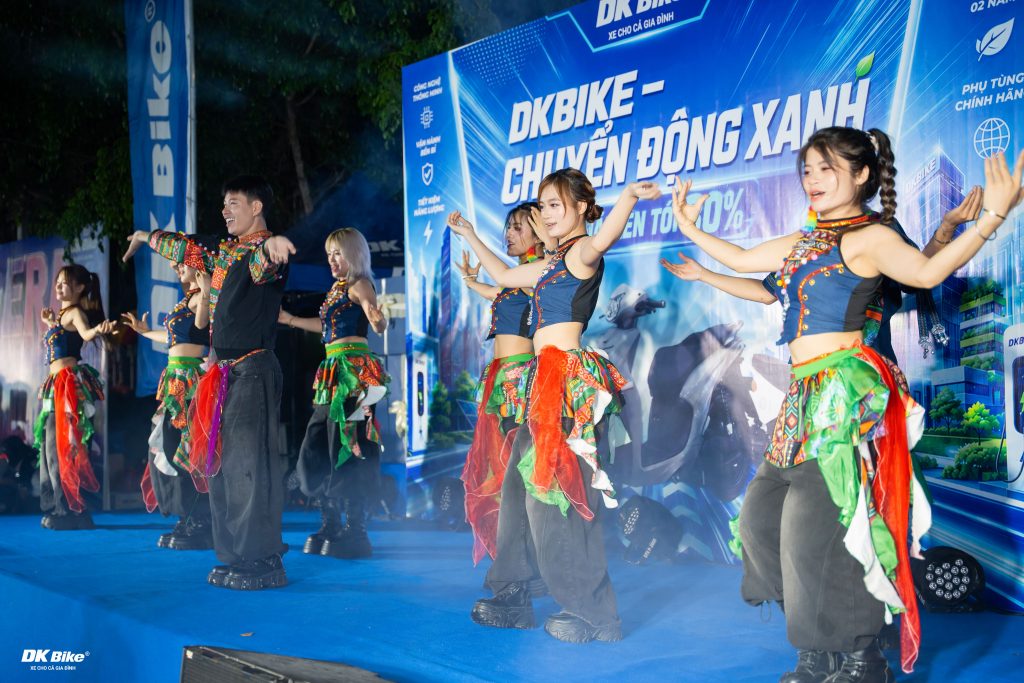 Vũ đoàn Thuận Zilo khuấy động không khí phố đi bộ Hùng Vương