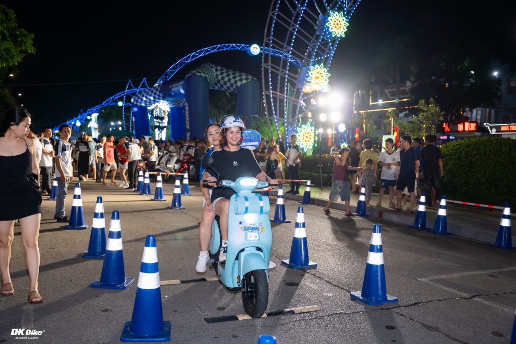 Du khách trải nghiệm và đánh giá tốt về sản phẩm xe điện DKBike