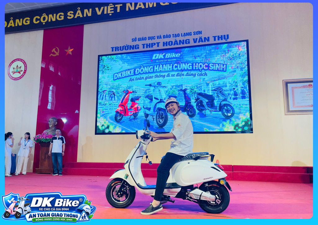 Học sinh tham gia trực tiếp trải nghiệm và sử dụng xe điện an toàn