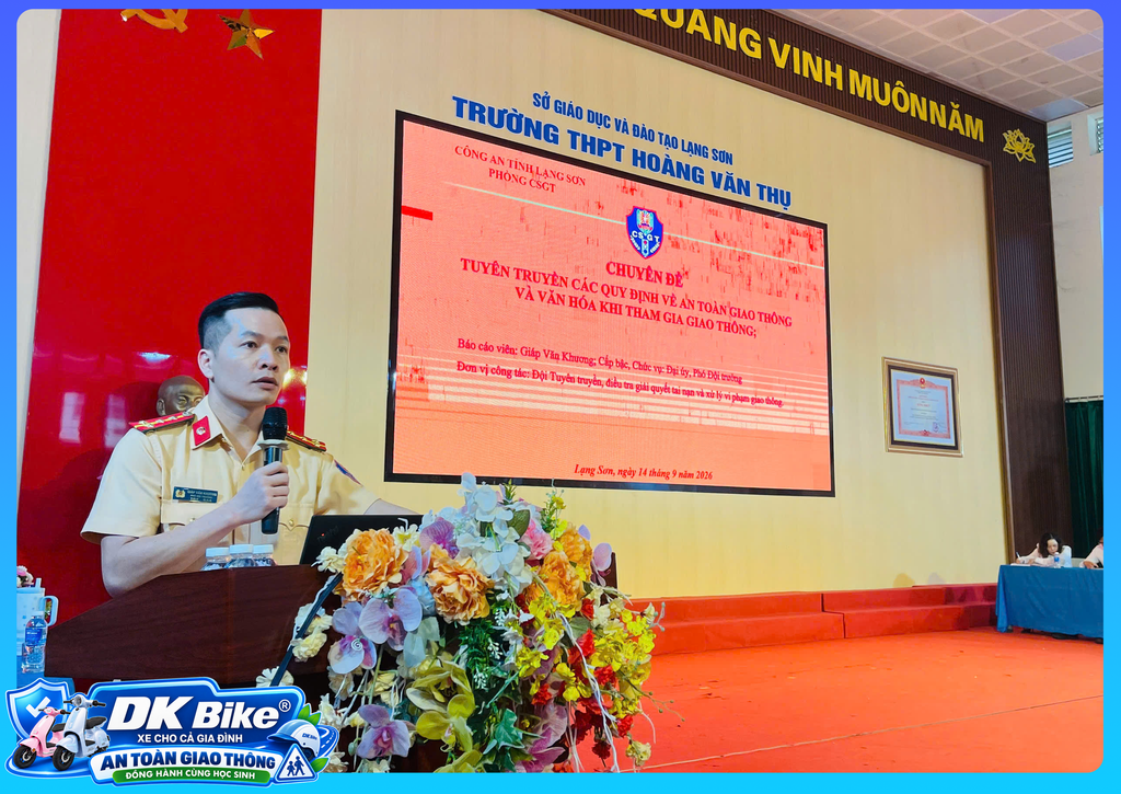 Cán bộ Công an tỉnh Lạng Sơn - phòng Cảnh sát giao thông tuyên truyền trực tiếp đến học sinh