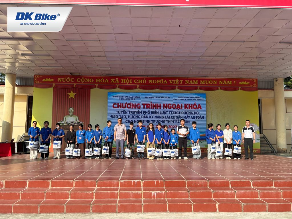 BLĐ công ty xe điện DKBike trao quà tặng cho 20 em học sinh trường THPT Bắc Sơn