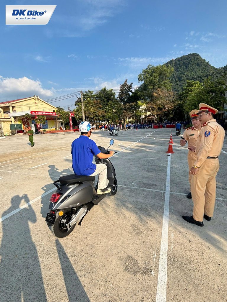 Hướng dẫn trực tiếp học sinh sử dụng và tháo tác trên xe điện DKBike