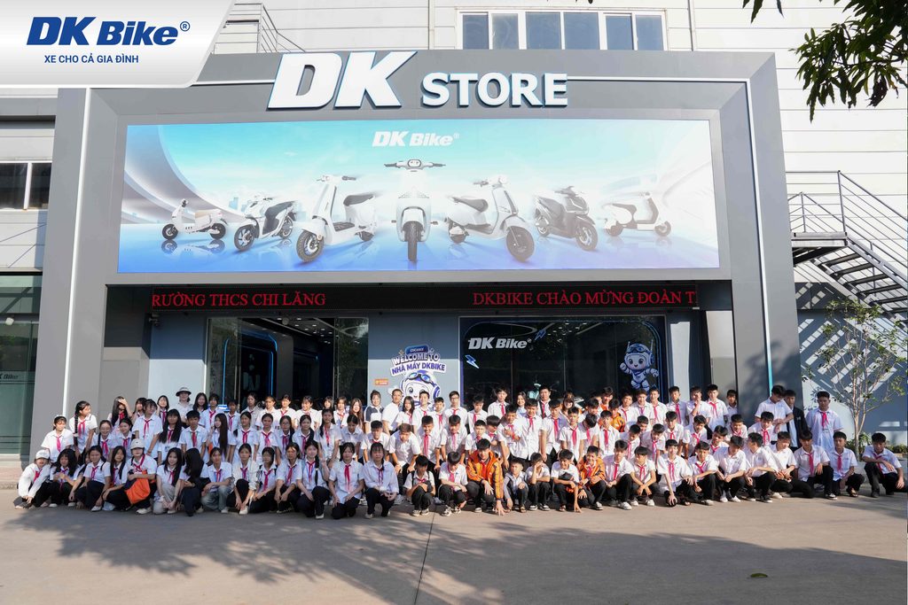 Học sinh THCS Chi Lăng chụp ảnh lưu niệm tại khuân viên Showroom của xe điện DKBike Việt Nam
