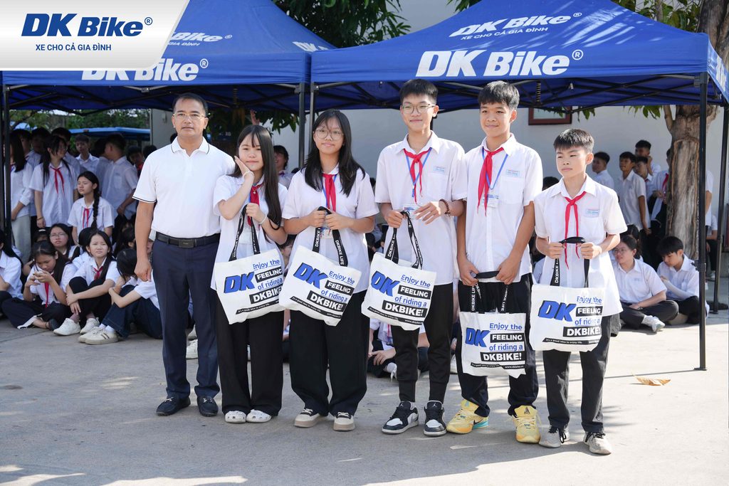 Tuyên truyền và trao quà tặng cho học sinh trả lời câu hỏi của sự kiện