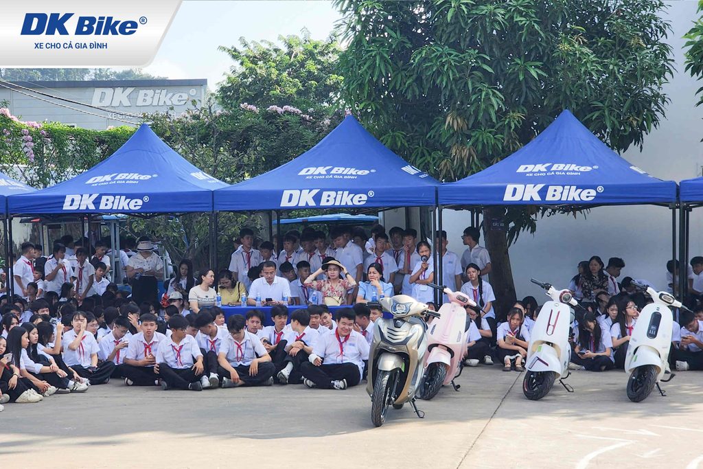 Học sinh và giáo viên tham dự sự kiện