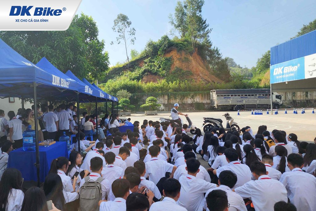 Học sinh THCS Chi Lăng - Lạng Sơn chăm chú xem hướng dẫn sử dụng xe điện